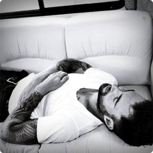 ▬ Doarme atat de linistit incat zici ca e mort.=)))) ×Scuze ca nu am mai pus nimic, dar a intervenit; ceva si nu am avut cum×;(
