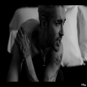 ▬ ❝Uita-te la mine. Crezi ca eu am prieteni? Ca sa te scutesc, iti si raspund. Nu, nu am.❞ Se uita; la ea destul de serios. ❝Tot ce am sunt colegi cu care vorbesc strict de universitate si cursuri.❞=))))))))
