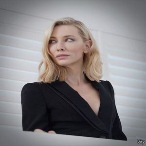 ▬ ❝Love you!❞ Surade si isi lasa privirea uitandu-se la ea. =))))