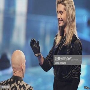 ▬ ❝Auzi la ea. Sa o scap de prietenele ei. Da ce sunt eu, super-erou?❞ Il pufneste rasul si o baga; cu capul in nisip, apoi se ridica si o ia la fuga.=)))))))
