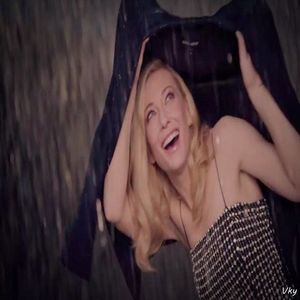 ▬ O musca usor din ce in ce mai jos si ii desface sli;;ul de la costumul de baie.