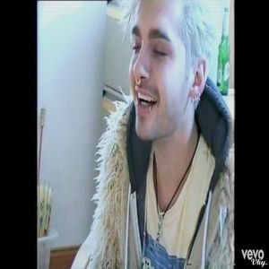 ▬ Fuge spre mare si cand o vede ca se apropie, o fenteaza si o impinge in apa. Il pufneste rasul; intr-un stil de pica jos.=))))
