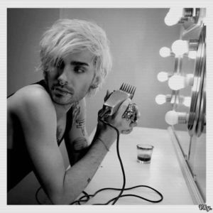 ▬ O trage jos si se pune peste ea, ii prinde mainile si ii le duce deasupra capului. ❝Ai mancat; vreodata nisip?❞=))))))))
