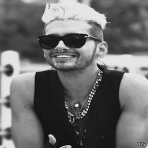 ▬ ❝Nici asta nu facem.❞ Pune mana pe o scoica si io baga in gura brusc, cu cealalta mana inca pe; comoara lui si rade.=)))))
