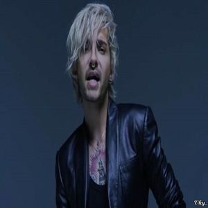 ▬ ❝Da. Vrei sa vezi?❞ Se uita la ea si ranjeste. =)))))