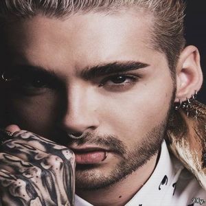 ▬ ❝Serios? Si n-am facut mare lucru.❞ Rade si merge langa ea pe un alt sezlong. =))))