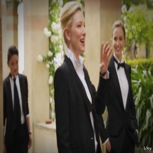 ▬ ❝Unde ziceai ca e inelul ala?❞ O spune prin sarut si surade.=)))))