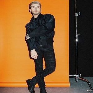 ▬ ❝Bine.❞ O loveste usor cu mana peste umar. =)))))