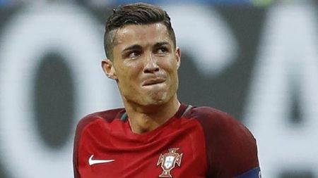 - *dă să zică ceva, dar când o menționează Tyler pe Michelle începe să plângă în hohote; de vin toate alea să danseze pe lângă el să-l înveselească, mor. Două blonde se duc la Ty și Eric* =)))))))))))))))))))))))))
