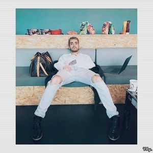 ▬ Nu mai zice nimic, isi duce mainile sub cap si se uita la nimic.=)))))