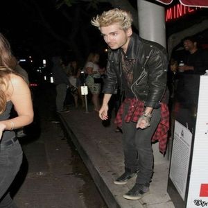 ▬ ❝Esti sigura ca vrei sa merg cu tine?❞ Isi muta privirea pe ea.=)))))