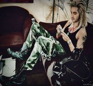 ▬ Scoate telefonul din buzunar ca il anunta si se uita, ca sa nu se complice momentan nu face si el; acelasi lucru. Apoi face o poza la valurile agitate si o poateaza cu mesajul. "Cel mai bun moment sa faci o baie..."=))))
