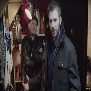 ▬ Merge cu ea spre club si se uita in jur fara sa zica ceva.