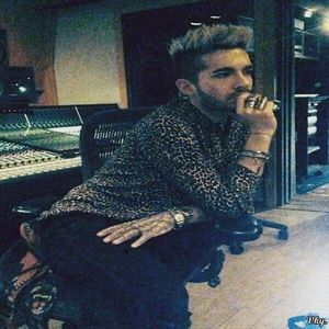 ▬ Isi lasa telefonul pe sezlong, apoi isi da jos tricoul si pantalonii scurti, merge pe mal si lasa; valurile sa se sparga in picioarele lui. =)))))
