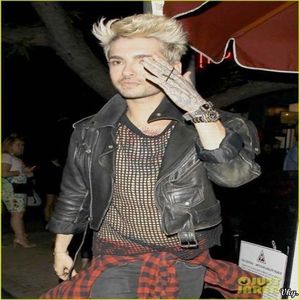 ▬ Nu vede si automat nu ii raspunde cand telefonul e pe sezlong si el se distreaza in valurile alea; destul se mari fara sa observe ca se apropie furtuna.=))))))))
