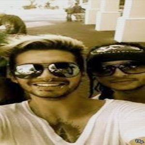 ▬ O aude cand il striga si se gandeste sa o sperie putin, asa ca ia o gura mare de aer si face pluta; cu fata in apa si se impinge intr-un val ce il duce spre mal. =))))))))
