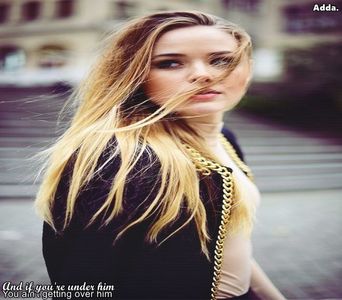 - *zâmbește-n colțul gurii și se rușinează un pouco, înroșindu-se, mai cere un păhărel* =))))))))