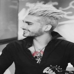 ▬ ❝Imi pare rau pentru mai devreme si pentru acum ca nu m-am inecat pe bune.❞ Zambeste si se uita la; ea cu o privire nevinovata. =)))))
