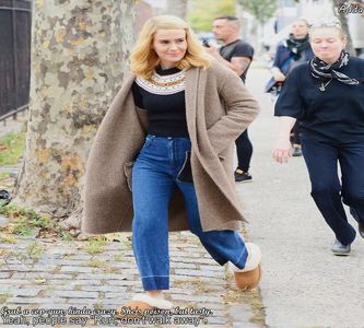 》*Se uită la ea și se prinde cu o mână de perete* Da, gata...plec... vorbim...mâine. *merge; așa ținându-se de perete spre camera ei* =))))))))))))))))))
