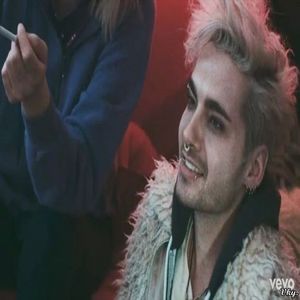 ▬ Zambeste si continua sarutul. =))))