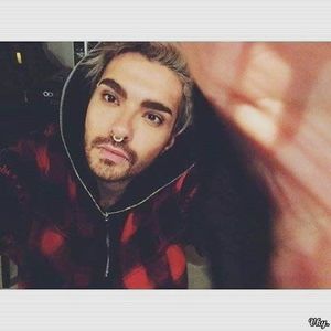 ▬ Se retrage din sarut usor si se uita la ea zambind. ❝Hey!❞=)))))))