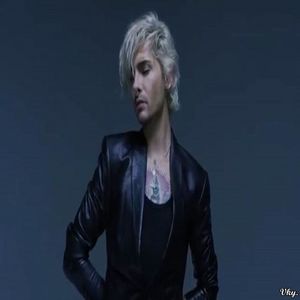 ▬ ❝Imi e foame.❞ Isi lasa capul pe pieptul ei si se uita la mare.=))))