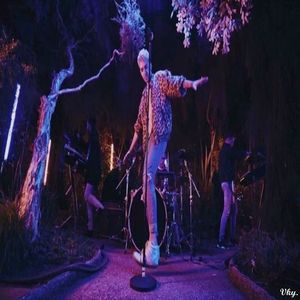 ▬ ❝Oh ,da! Scuze!❞ Se ridica, apoi o prinde de mana si o ridica si pe ea.=)))))