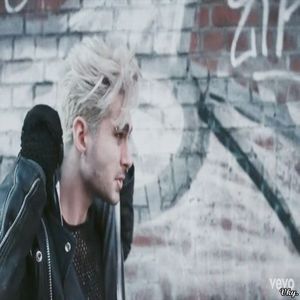 ▬ ❝Sunt chiar in spatele tau.❞ Zambeste si merge dupa ea.=)))