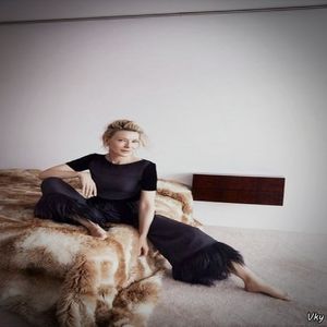 ▬ ❝Da, bine nu chiar.❞ Se lasa pe spate si isi pune capul in poala ei, apoi adauga cu privirea fixa; pe tavan. ❝Imi fac doar griji, nu arata prea bine.❞=))))))
