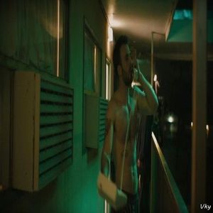 ▬ ❝Poate sar amandoua, mai sti.❞ Se abtine sa nu rada si inoata pe acolo.=)))))