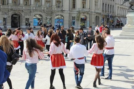 Asociatia Studentilor si Elevilor Basarabeni-poze adunate de pe internet; bun venit - o noua oportunitate pentru voi - 
echipa de ski - si alte sporturi de iarne - 
pt vara va propun hiking - si caiac canoe
https://www.youtube.com/watch?v=5zF7Q3kqtKY
