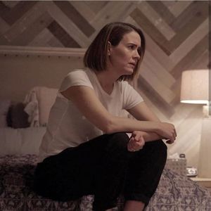 ▬ Mananca inghetata si se plictiseste, asa ca ia telefonul si ii da sms lui Cate, daca tot sa; prefacut ca ii e rau. ❝Nu dau de Ruby deloc, cred ca nu vrea sa vorbeasca cu mine inca. Si cred ca o sa am nevoie de lamaie, vomitatul asta ma omoara.❞=)))))))))
