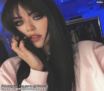 - *iese după câteva minute din apă și merge la șezlongul în care își aruncase; Hainele, se așează pe burtă pe ele*=))))))
