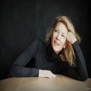 ▬ ❝Nu stiu ce m-asi face fara tine.❞ Isi desface cordonul de la halat ca ea nu o incomodeze si se; intinde mai bine in pat langa ea, apoi o strange in brate. =)))))
