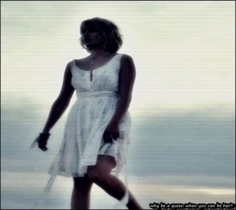 ⤑ᵖᶤᶰᵏĿЄ♏ØИÂÐЄ ┊# se plimba pe plaja ip..in lumea ei=));