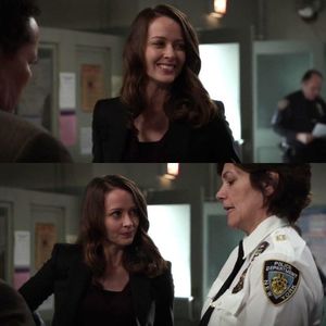 ▬ Intra in hotel si trece pe langa Seba zambind singura ca pro;;asta.