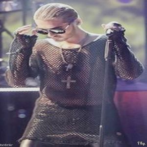 ▬ Deschide ochii si se uita in zare, o vede pe Shay si ramane cu privirea pe ea.