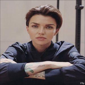 ▬ ❝Dupa ce m-am certat cu Sarah? La fel de beata si drogata ca inainte.❞ Nu stie de faza cu; al cui e copilul ca plecase o perioada de la petrecere cand a vazut ca a aparut si Sarah, a omis cearta aia.=)))))
