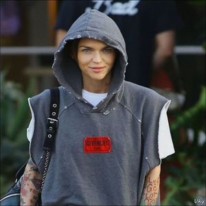 ▬ ❝Sti tu ceva mai mult decat mine?❞ O imbratiseaza si ea, apoi adauga.; ❝Nu cred ca vreau sa vorbesc cu ea, nu acum.❞=))))
