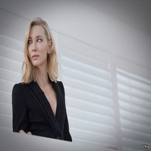 ▬ ❝Deschide Sarah, stiu ca esti acolo.❞ Bate iar la usa ca sa ii deschida. =)))