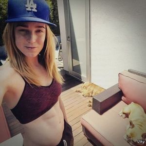 ▬ Intra in hotel si se indreapta spre lift cu gandul sa ajunga in camera unde sigur da de Katie.