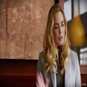 ▬ ❝O expediez pe Katie la el, nu plec din camera aia.❞ Rade.=))))