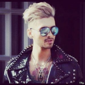 ▬ O strange in brate pe la spate si zambeste. =))))