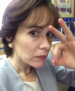 - Fie... *închide gura și stă cu fața spre ea să o șteargă* =)))))))))