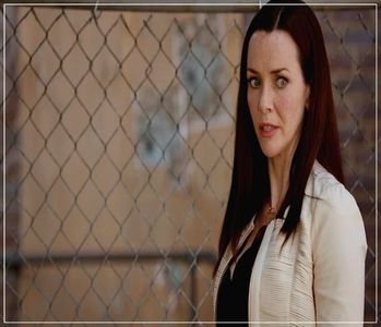 - *merge lângă ea și se așează la distanță să nu îi dea peduki =))))))).; ia sticla și dă pe gât* =))))))))))
