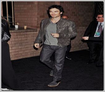 ▬ Pleaca in camera lui urcand scarile linistit.