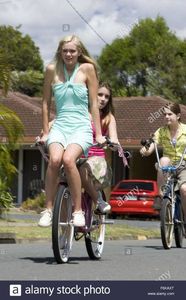 hailey-et-sara-paxton-comme-laigue-marine-dans-lelizabeth-allen-realise-comedie-dramatique-laigue-ma