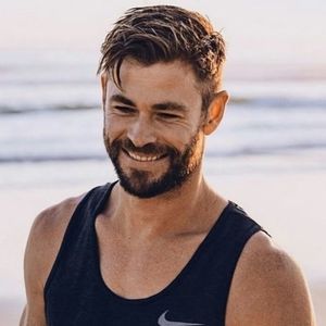▬ Dupa ce ii aduce barmanul paharul, ia o gura din el apoi scoate telefonul si ii da sms lui Evans; de genul. ❝Pr;;stule, unde esti? Nu cobori sa bem si noi ceva, ca nu te scot la caldura afara.❞=))))
