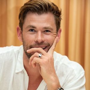 ▬ Se uita dupa el si se amuza mai tare cand il vede cum fuge, apoi plateste ce a consumat si pleaca; spre piscina hotelului.=))))))
