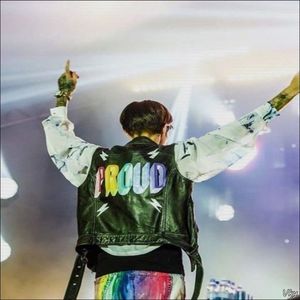 ▬ In camera la Amy dupa ce a mai baut o sticla gasita pe acolo se indreapta spre usa sa plece si se; dezeghilibreaza si se prinde de ea, apoi o pufneste rasul. =))))))
